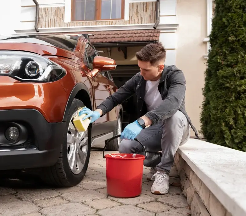 Lavage auto à domicile Guyancourt : professionnel intervenant sur un véhicule
